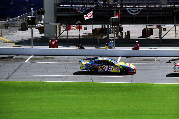 NASCAR Bobby Labonte 43 Cheerios/Betty Crocker Dodge Charger qualifying 2007 Daytona 500