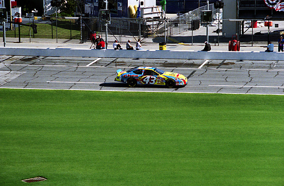 NASCAR Bobby Labonte 43 Cheerios/Betty Crocker Dodge Charger qualifying 2007 Daytona 500